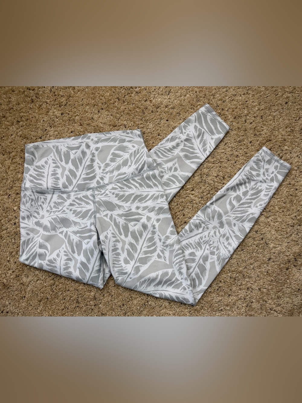 ALO Yoga High-Waist Leaf Print Leggings - Light Gray & White
